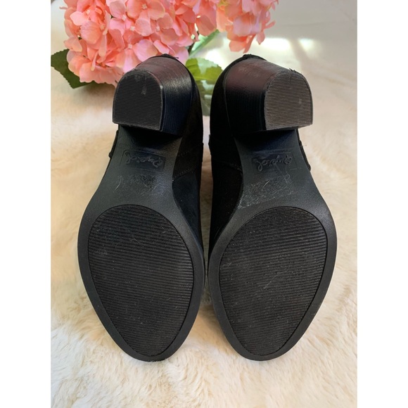 Qupid | Lazer cut black suede healed western booties - Picture 10 of 11